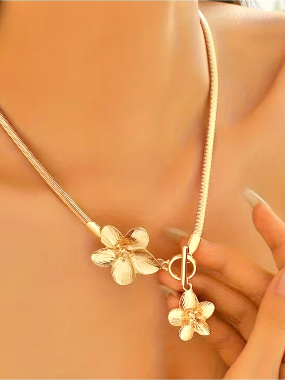 NWT Floral Toggle Necklace~ Gold - Picture 4 of 5